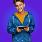 Garçon utilisant la plateforme éducative pour enfant Scolibree sur sa tablette