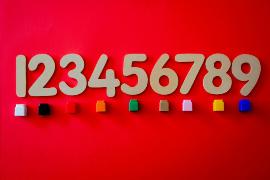 Chiffres en bois associés à des cubes colorés.
