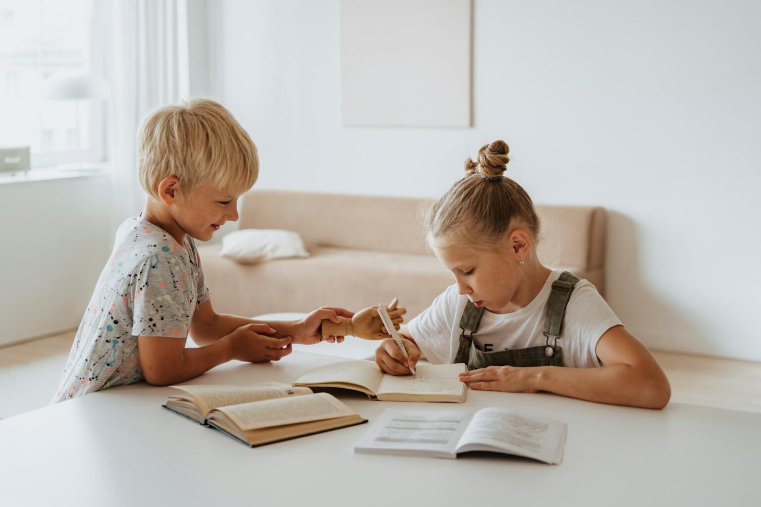 Contrer la courbe de l'oubli : un garçon et une fille étudient ensemble à l'intérieur.