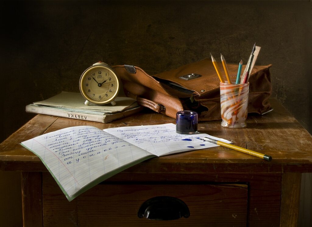 Photo de fournitures scolaires sur un bureau pour les devoirs à la maison