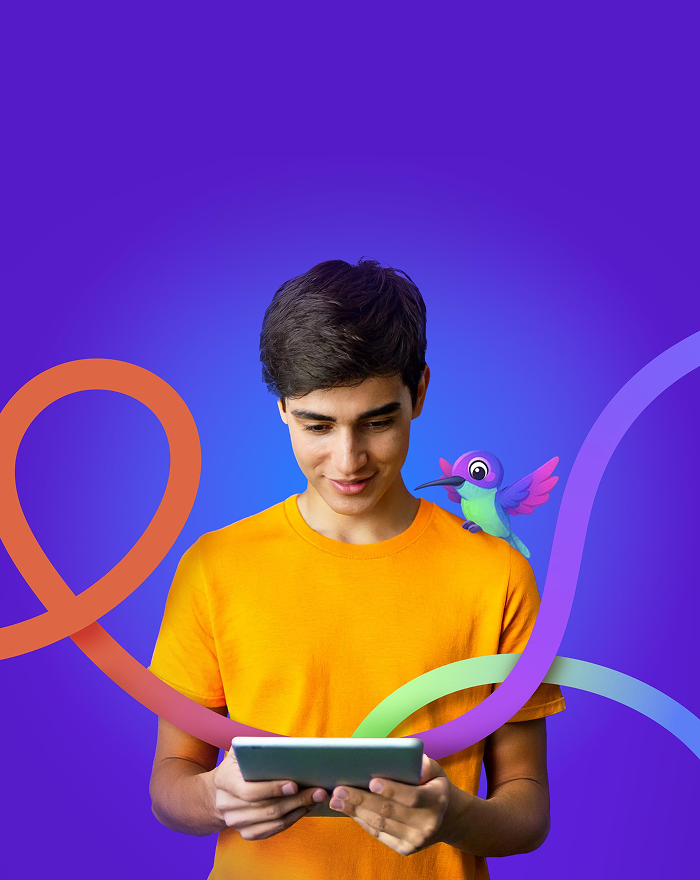 Garçon tenant une tablette dans ses main, avec la mascotte de Scolibree sur l'épaule