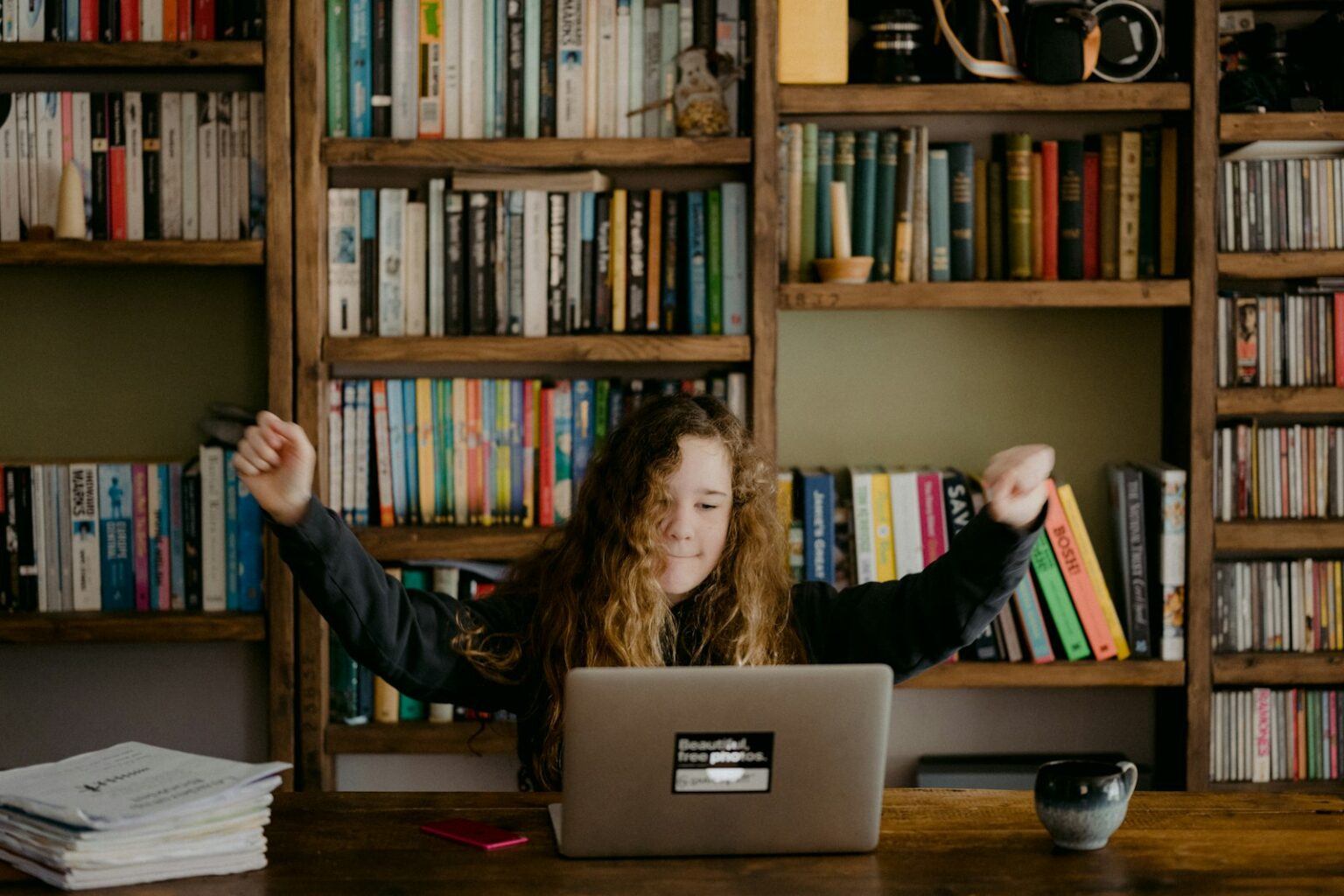 Mémorisation : une adolescente heureuse d'utiliser Scolibree.