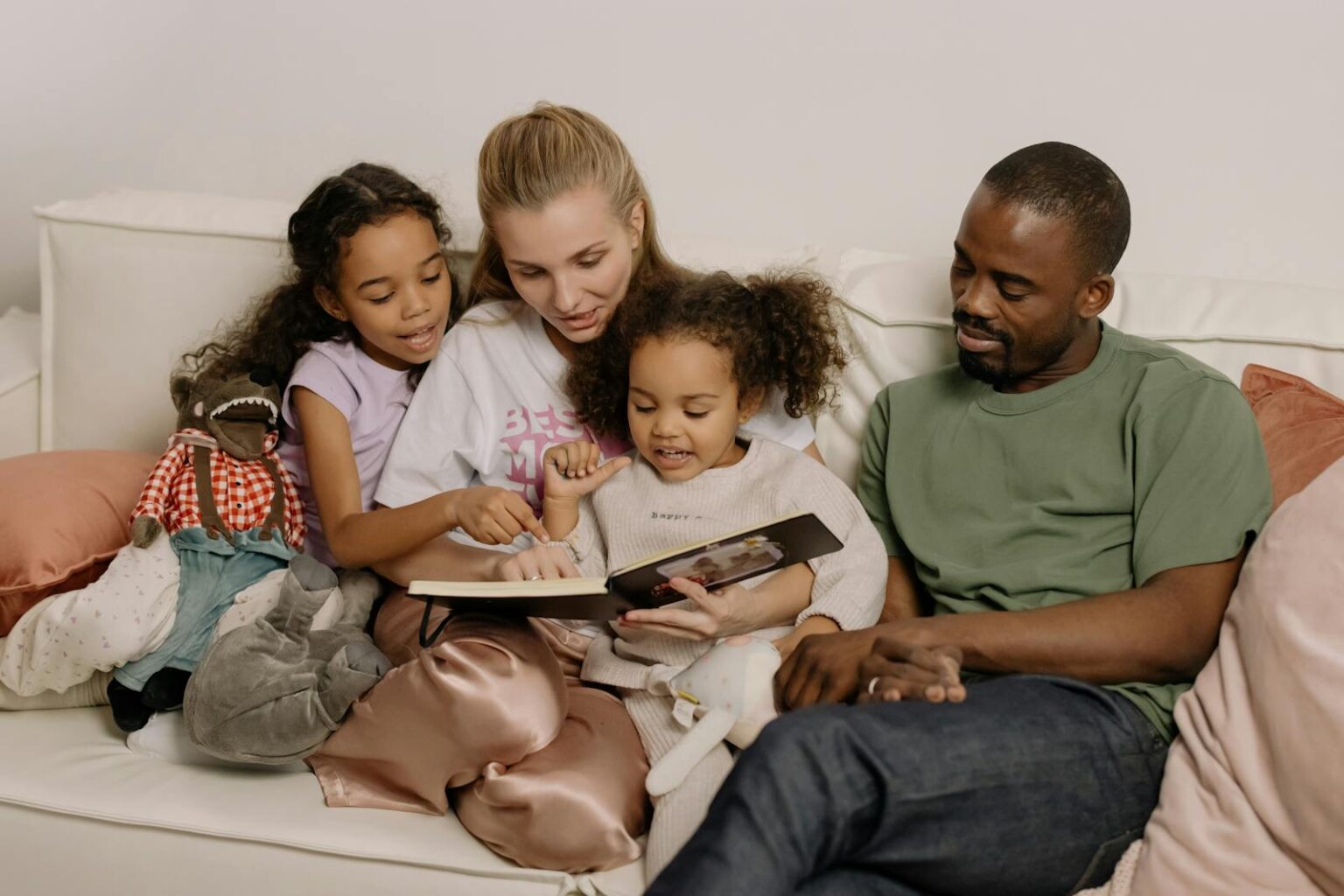 Une famille passant du temps ensemble à lire, optimisant l'emploi du temps de l'enfant.
