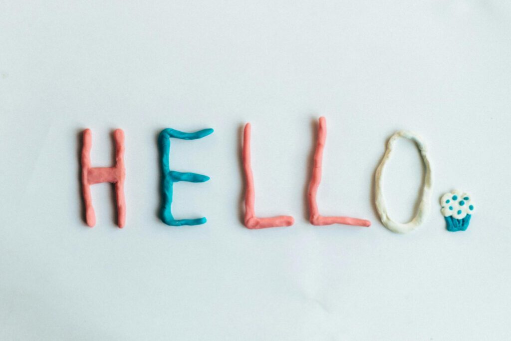 Mot "hello" écrit à la pâte à modeler colorée, une excellente méthode pour apprendre à lire à un enfant.