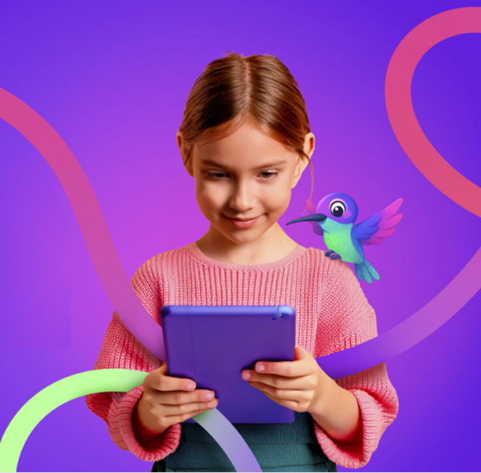 FIlle tenant une tablette dans ses main, avec la mascotte de Scolibree sur l'épaule