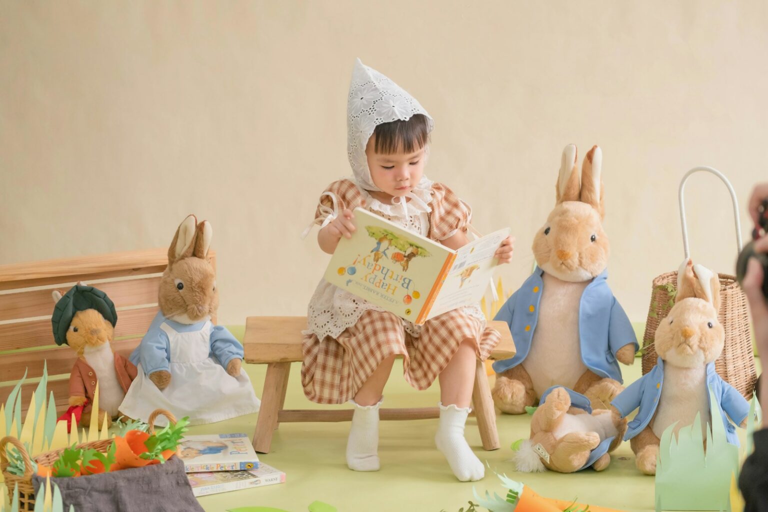 Une petite fille lisant un livre dans un environnement favorisant la gestion des émotions de l'enfant.