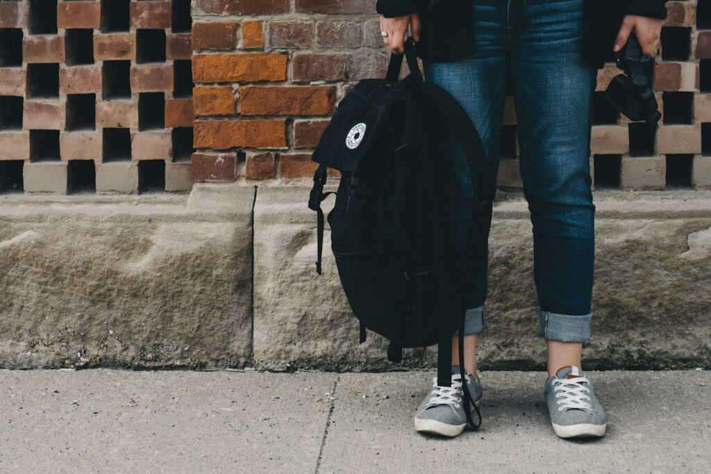 Une jeune fille avec un sac à dos, se préparant à la rentrée scolaire